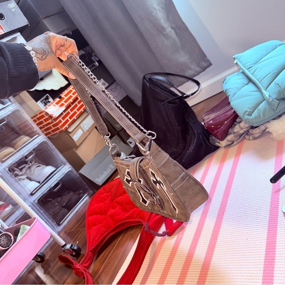 PrettyLittleThing Gray Shoulder Bag with Chain and Cross Accents - Picture 5 of 15